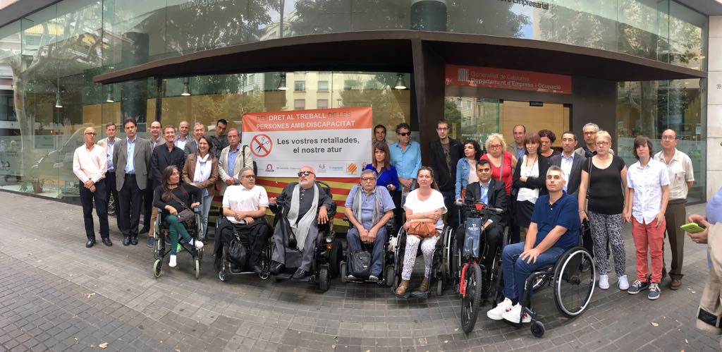 si Subvención Adjunto archivo El sector de la discapacidad física, orgánica y sensorial se concentra ante  el Departamento de Trabajo para denunciar los recortes en los Centros  Especiales de Trabajo | COCEMFE Barcelona