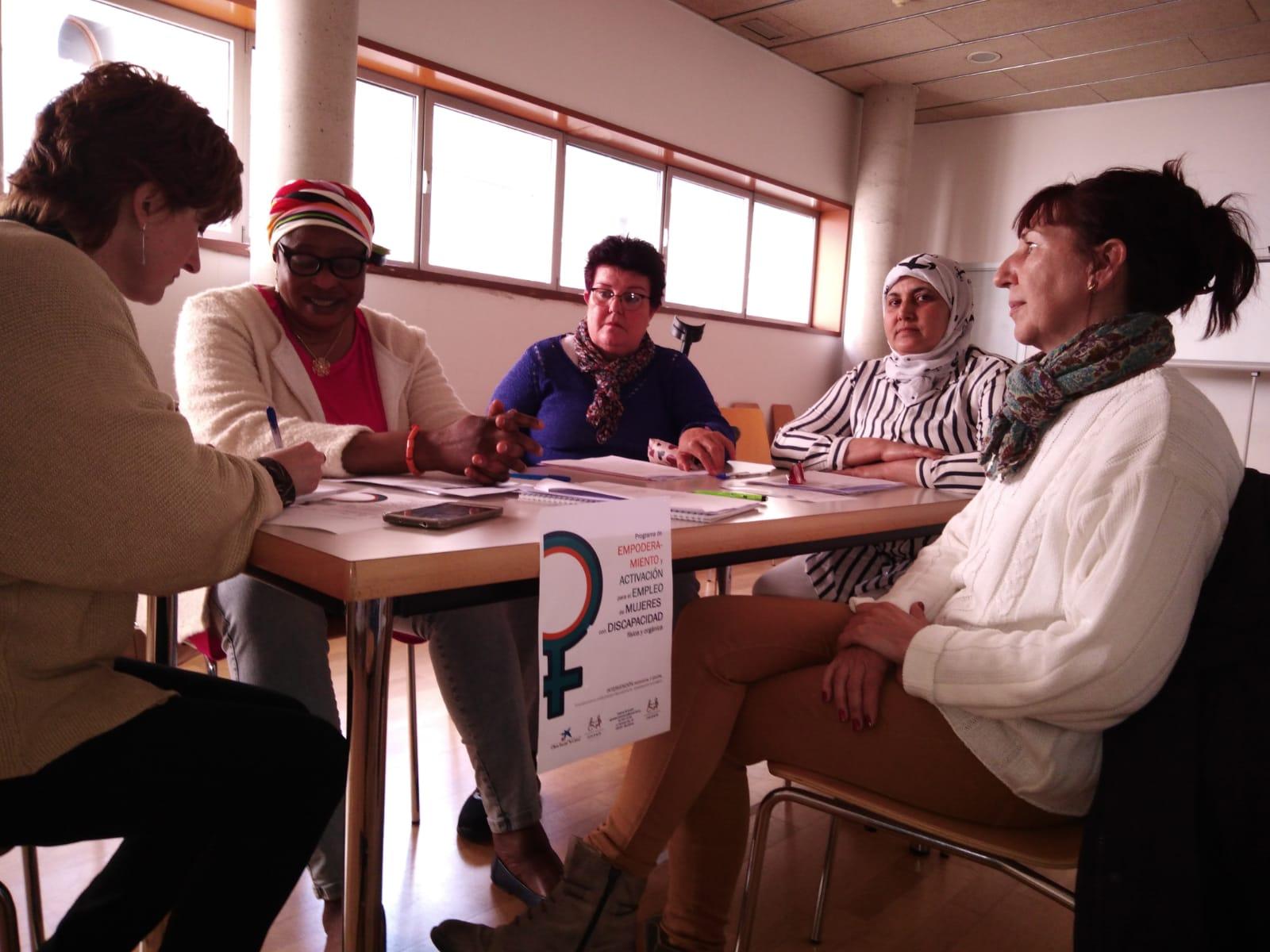 Imatge d'un grup de dones participant en una de les sessions de grup.