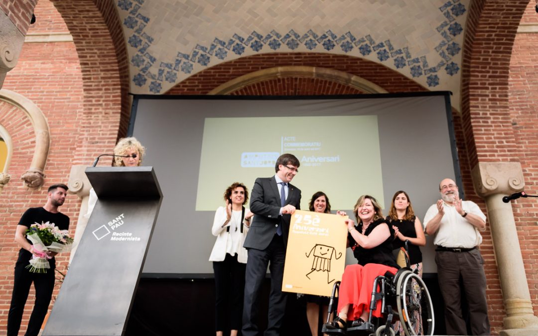 Amputats Sant Jordi reconoce los 14 años de trabajo de Pilar Díaz al frente de la entidad en la celebración de su 25 Aniversario