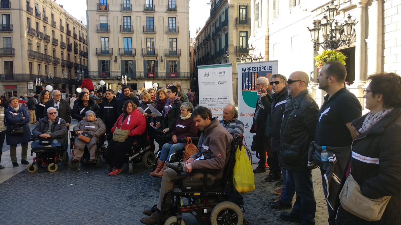Unas 50 perssonas se manifiestan en la plaza Sant Jaume de Barcelona • COCEMFE Catalunya y COCEMFE Barcelona han llevado a cabo una de las 37 concentraciones que se han celebrado en España para reclamar que no haya personas con discapacidad sin poder salir de casa por falta de accesibilidad