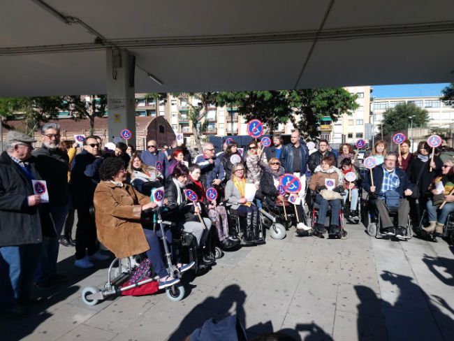 es persones amb discapacitat de Barcelona han sortit avui al carrer per denunciar la falta d’accessibilitat. Imatge de les persones concentrades a l'estació d'autobusos de Sants.