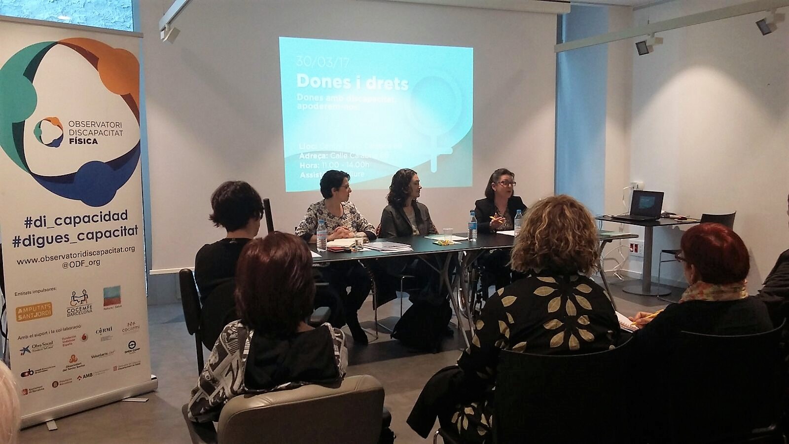 inauguracio_jornada_4.jpg D'esquerra a dreta en la imatge, Montserrat Pallarès, coordinadora de les jornades, Laura Pérez, regidora de Feminismes i LGTBI de l'Ajuntament de Barcelona i Pilar Díaz, presidenta de COCEMFE Barcelona i directora de l'Observatori de la Discapacitat Física.