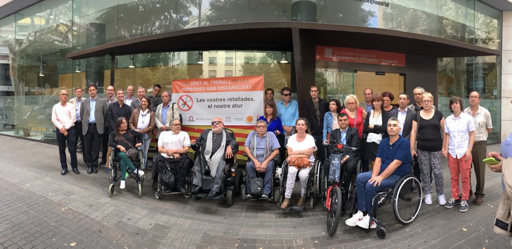 Imatge de la concentració a les portes del departament de Treball, Afers Socials i Famílies de la Generalitat. Una vuitantena de persones, entre treballadors, responsables de Centres Especials de Treball (CET) i d'entitats que els representen, s'han concentrat aquest migdia davant la seu del departament de Treball, Afers Socials i Famílies de la Generalitat per protestar per les polítiques del Govern sobre subvencions als Centres Especials de Treball.